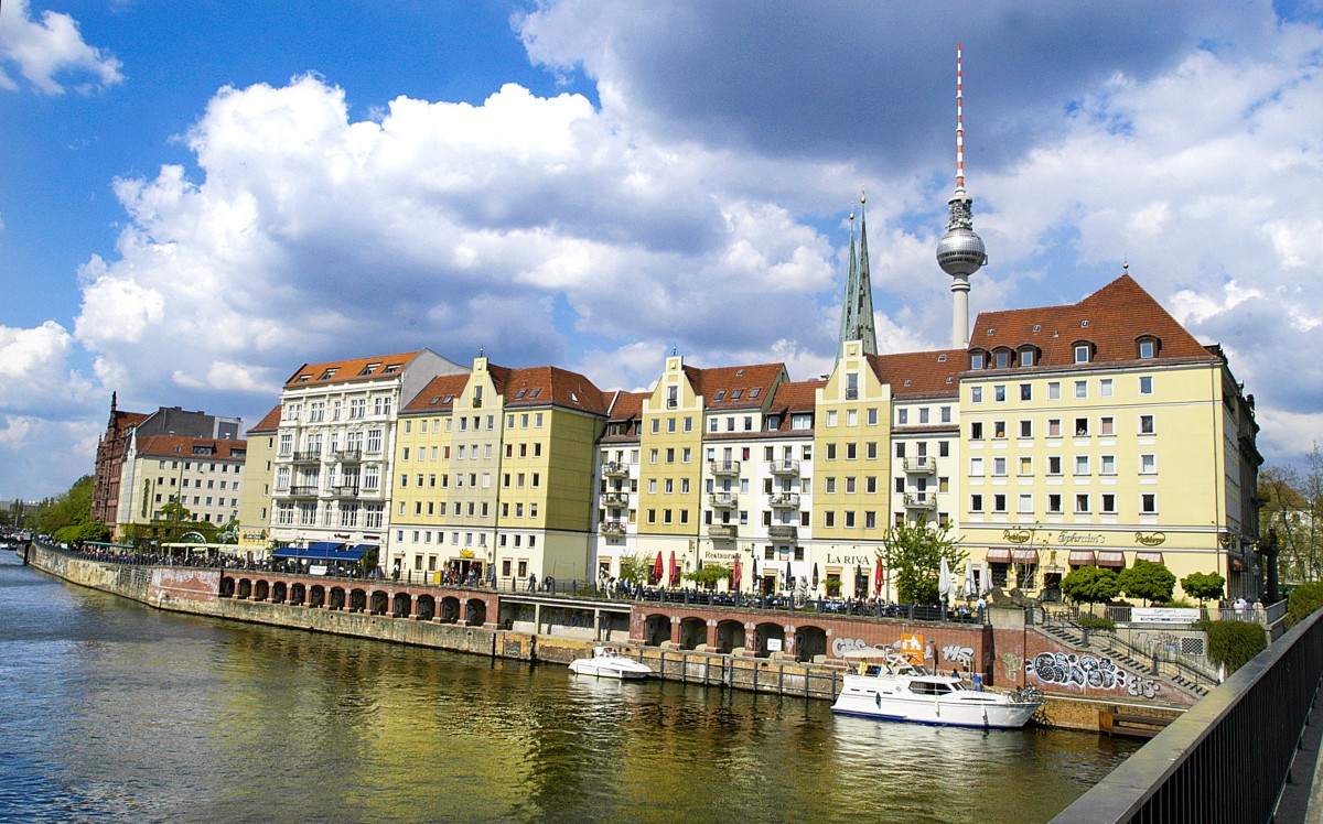 Die Spree und das Nikolaiviertel in Berlin. Im Hintergrund das Fernsehturm. Aufnahme: 3. Mai 2008.