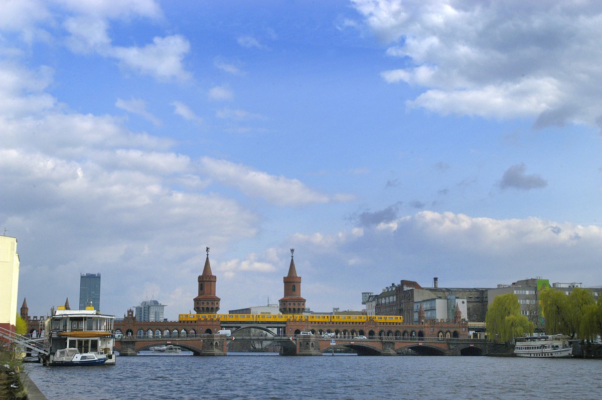 Die Spree und Oberbaumbrcke in Berlin. Aufnahme: April 2007.