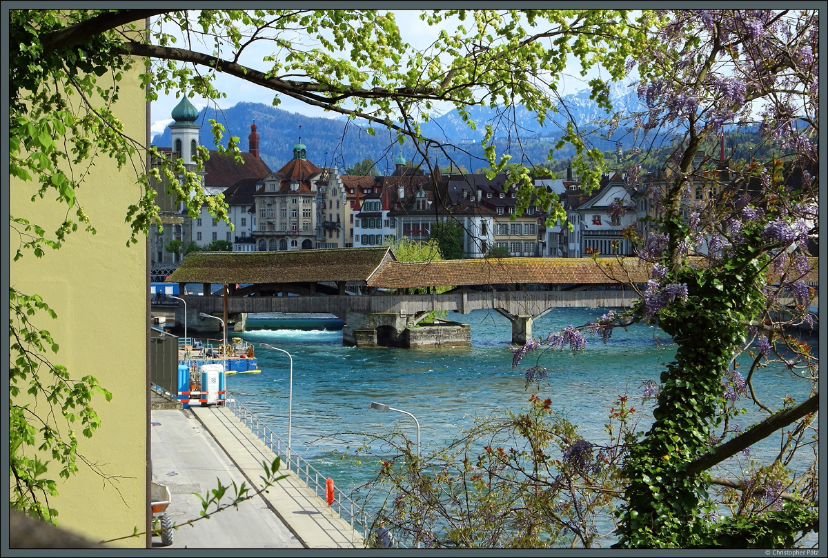 Die Spreuerbrcke ist eine von zwei noch erhaltenen Holzbrcken ber die Reuss in Luzern. (26.04.2022)