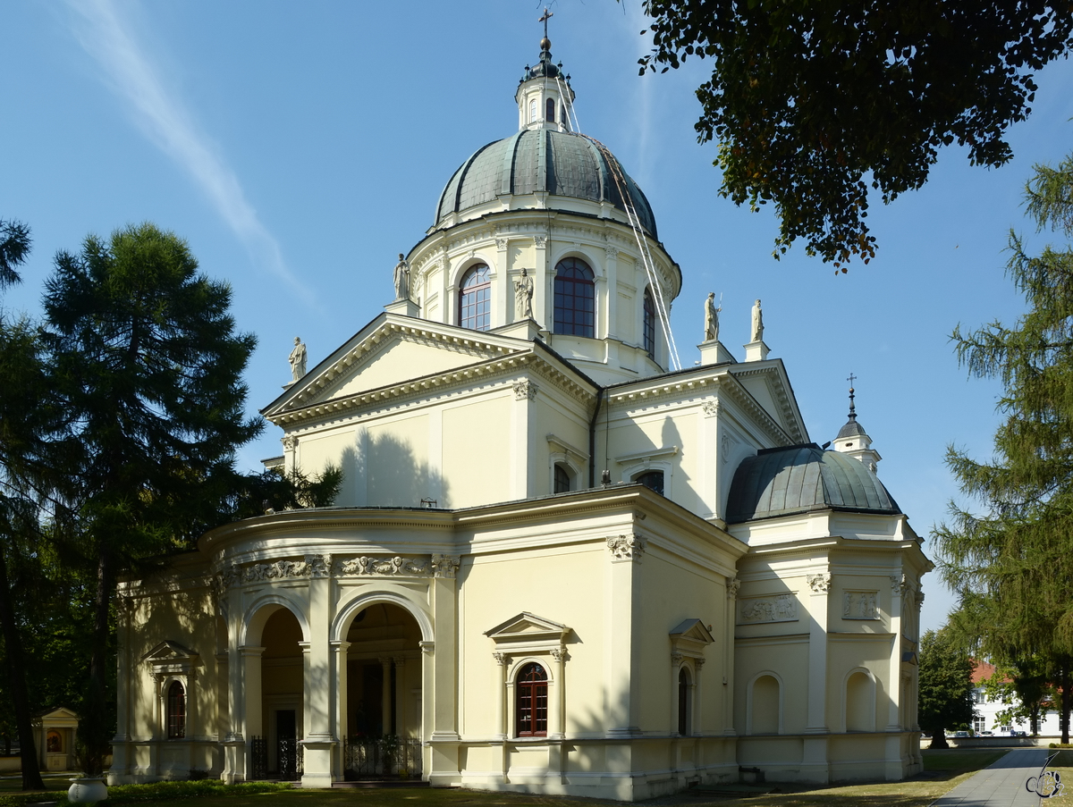 Die St.-Anna-Kirche wurde ursprnglich von 1772 bis 1775 im klassizistischen Stil errichtet und in den Jahren 1857 bis 1870 im Stil der Neorenaissance umgestaltet. (Warschau, August 2015)