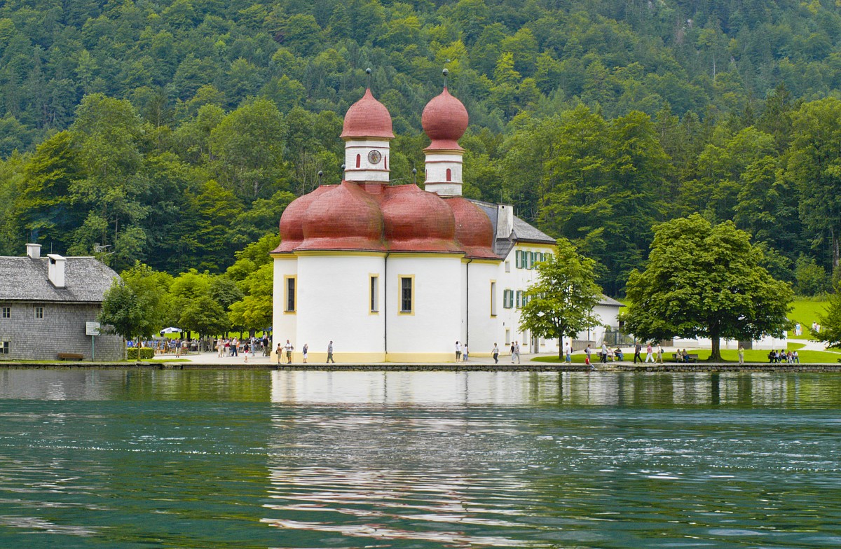 Die St. Bartholom-Kirche vom Knigssee aus gesehen. Aufnahme: Juli 2008.