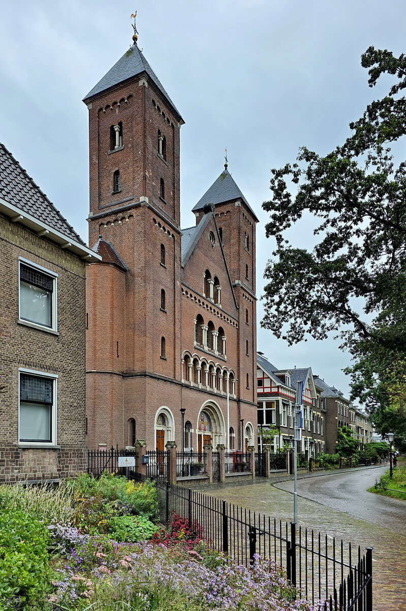 Die St.-Gertrud-Kathedrale wurde zwischen 1912 und 1914 im neoromanischen Stil errichtet und ist Sitz des altkatholischen Erzbischofs. (Utrecht, September 2026)