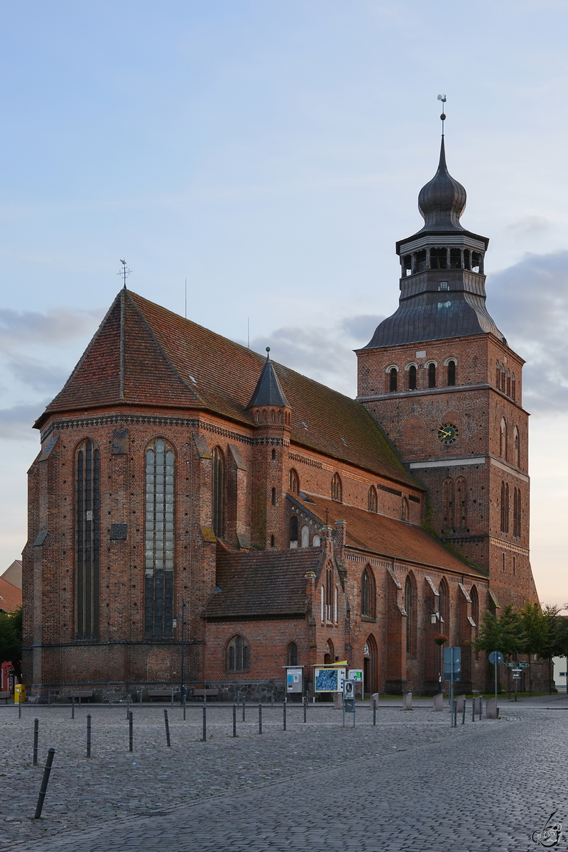 Die St.-Johannis-Kirche in Malchin wurde im Jahr 1440 im Stile der Norddeutschen Backsteingotik errichtet. (August 2014)