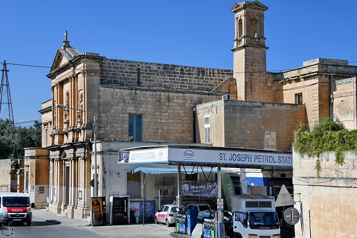 Die St. Joseph Petrol Station befindet sich direkt neben der 1916 geweihten Kirche des Heiligen Josef (Knisja ta' San Ġużepp). (Santa Venera, Oktober 2017)
