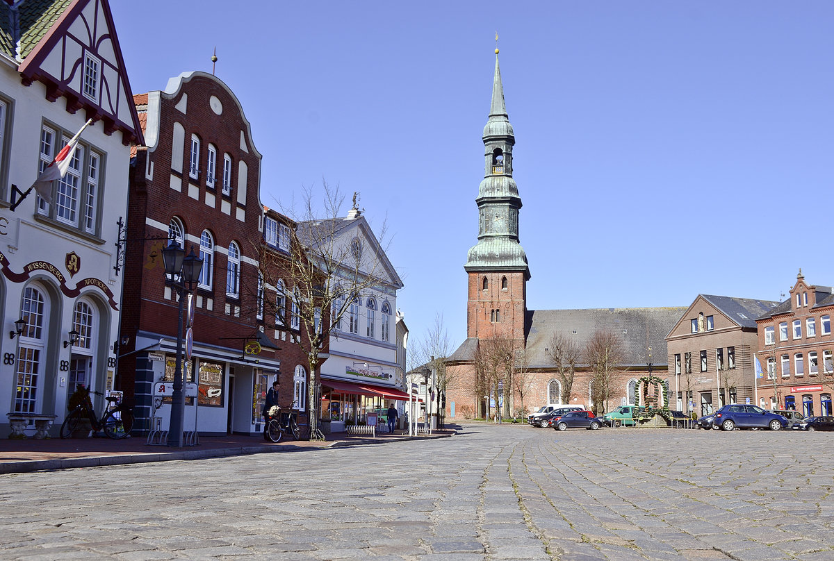 Die St. Laurentius-Kirche berragt den Tnninger Markt. Die gesamte Kirche ist in Backstein errichtet. Aufnahme: 31. Mrz 2020.