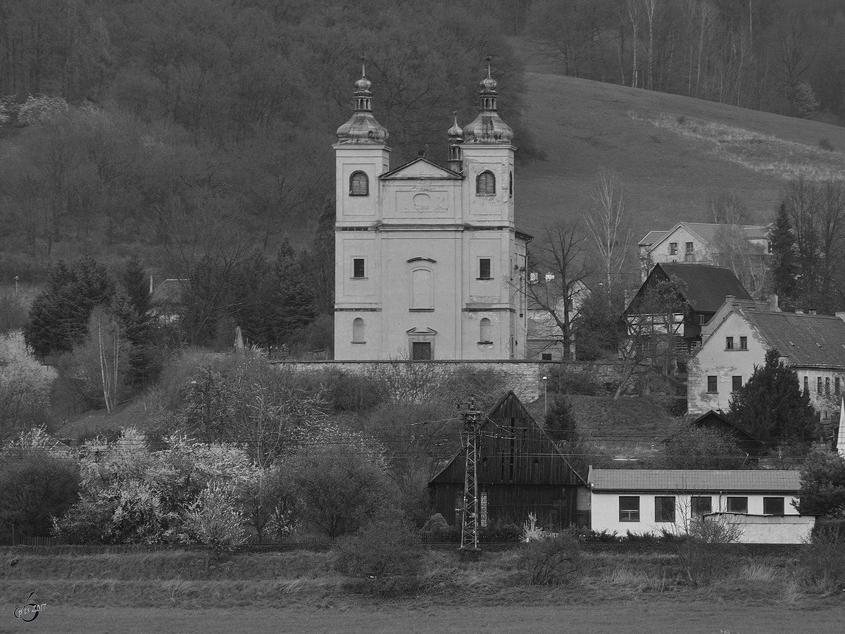 Die St.-Laurentius-Pfarrkirche in Nebocad. (April 2017)