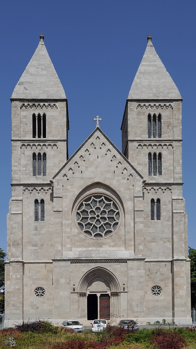 Die St.-Margarete-Kirche (Szent Margit Templom) in Budapest wurde von 1931 bis 1933 im neoromanischen Stil erbaut. (August 2013)