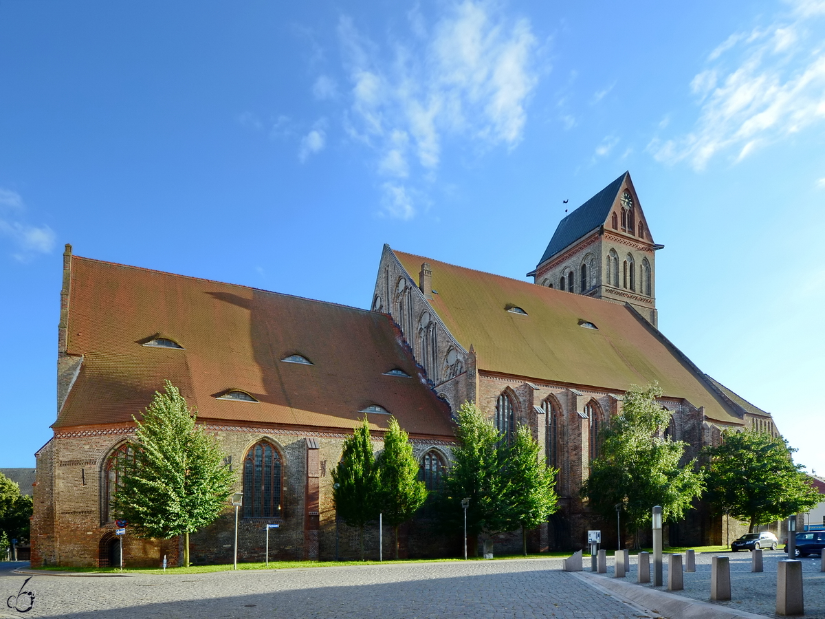 Die St.-Marien-Kirche in Anklam wurde um 1250 im Stile der Backsteingotik erbaut. (August 2013)