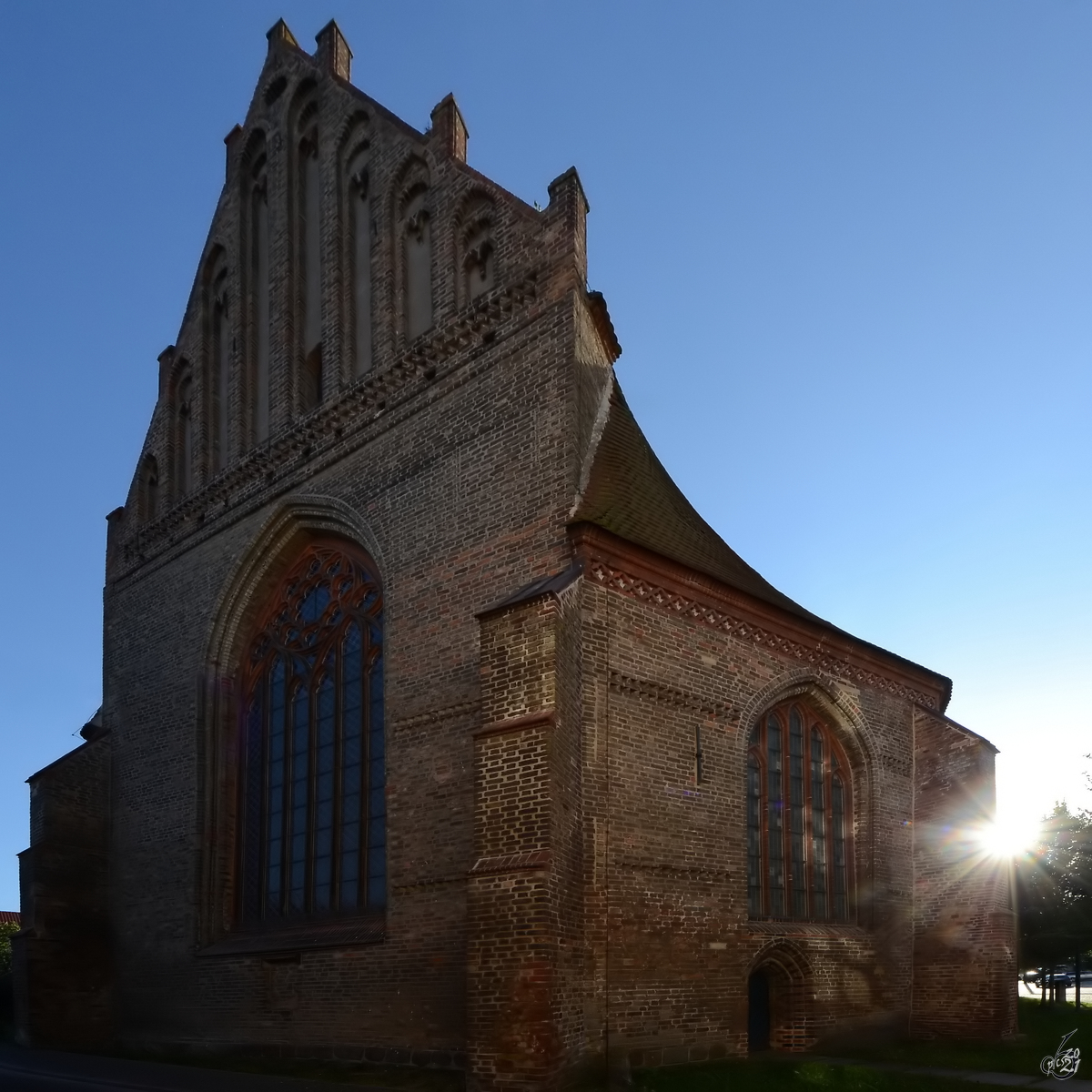 Die St.-Marien-Kirche in Anklam wurde um 1250 im Stile der Backsteingotik erbaut. (August 2013)