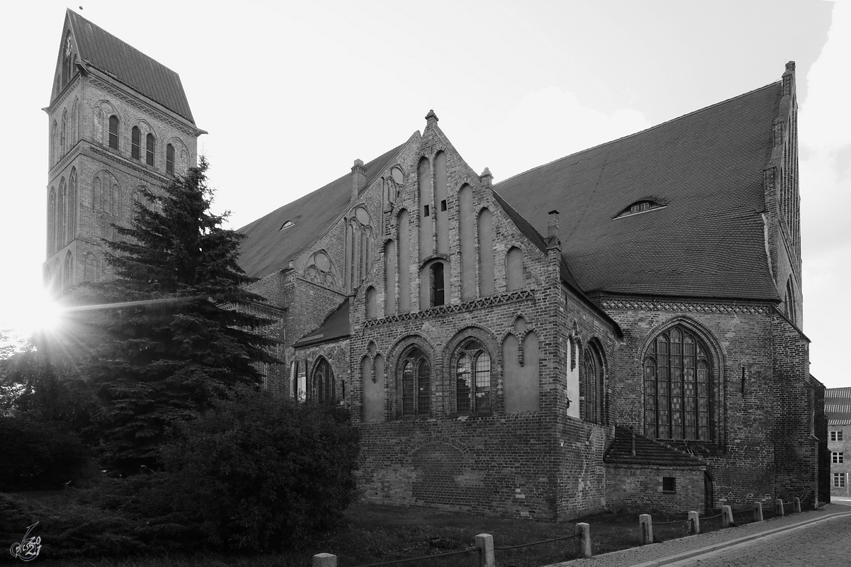 Die St.-Marien-Kirche in Anklam wurde um 1250 im Stile der Backsteingotik erbaut. (August 2013)