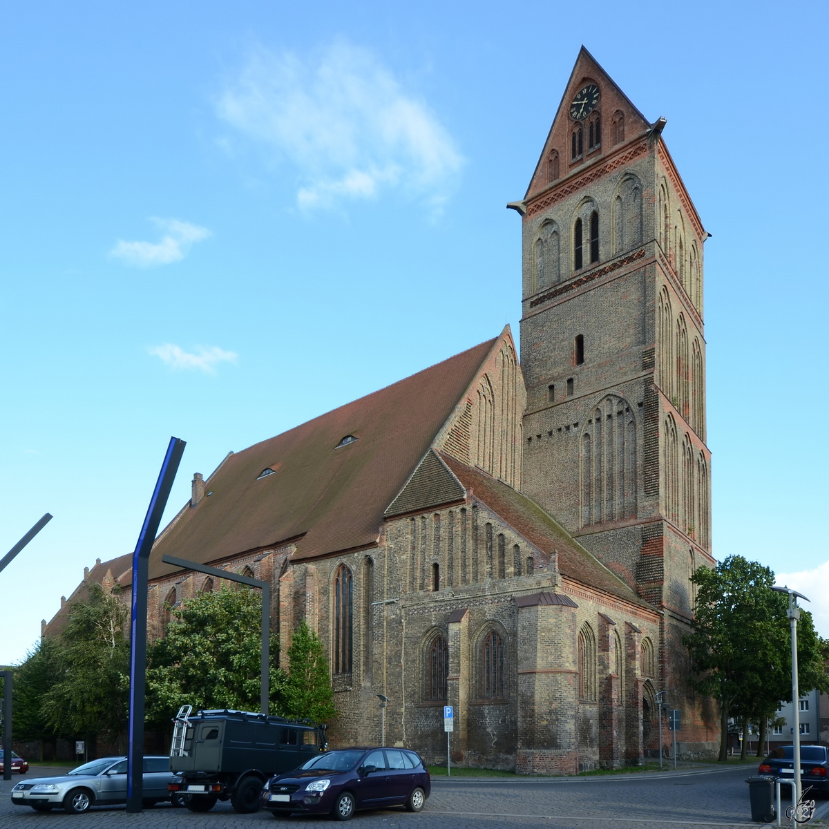 Die St.-Marien-Kirche in Anklam wurde um 1250 im Stile der Backsteingotik erbaut. (August 2013)