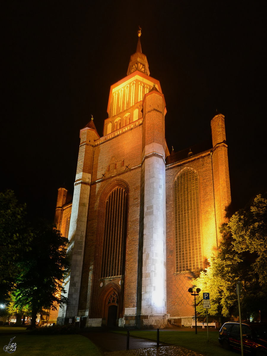 Die St.-Marien-Kirche in Stralsund wurde im Jahr 1298 erstmals erwhnt und wurde hier in einer Augustnacht im Jahr 2014 abgelichtet.