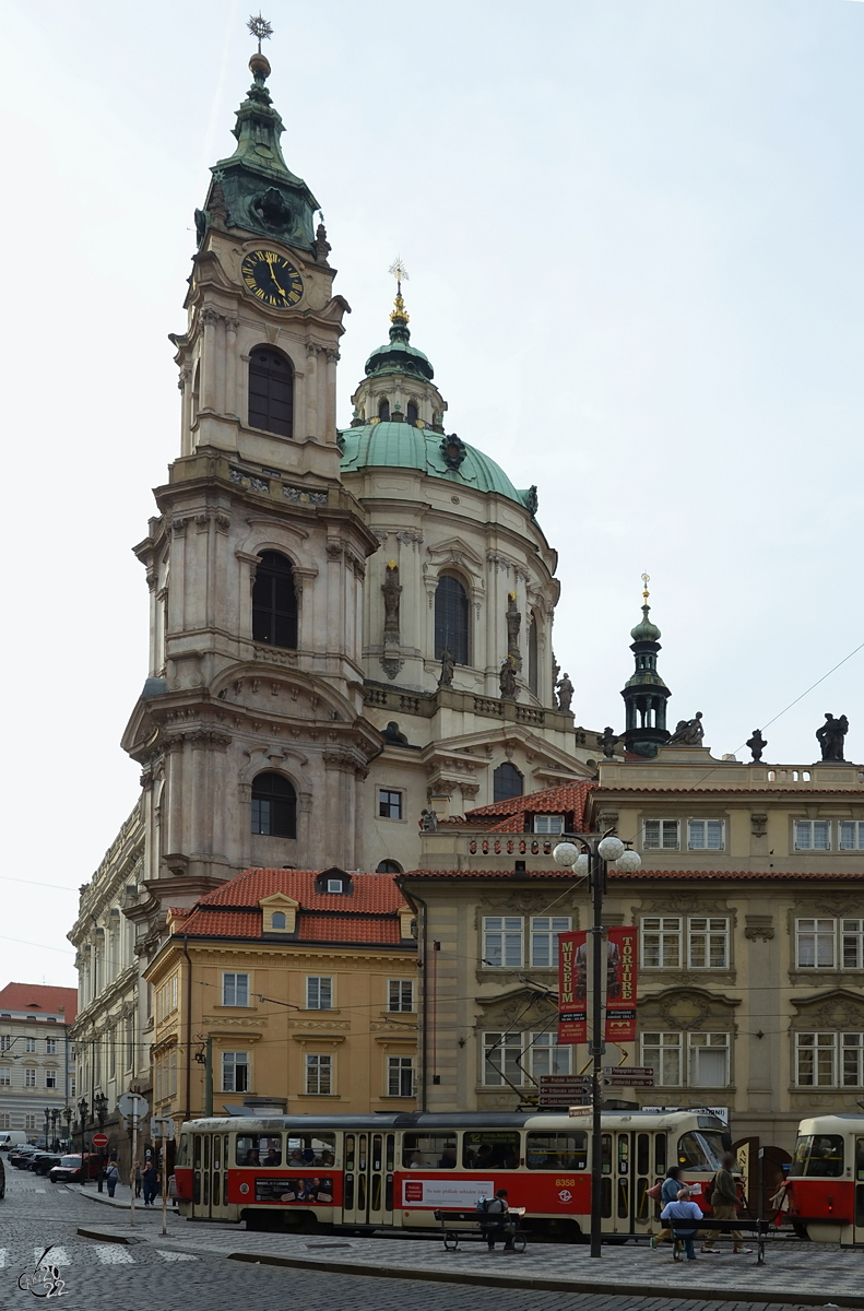 Die St.-Nikolaus-Kirche wurde von 1703 bis 1755 erbaut und zhlt zu den bedeutendsten barocken Kirchenbauten Europas. (Prag, September 2012)