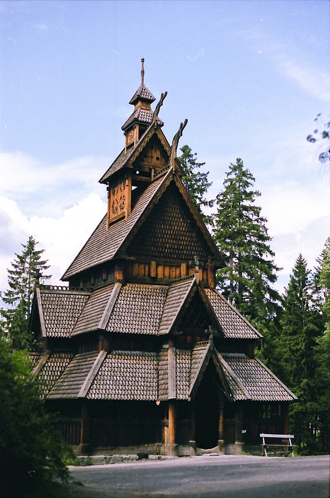 Die Stabkirche Gol ist eine Museumskirche im Norsk Folkemuseum in Oslo. Aufnahme: Juli 1985 (digitalisiertes Negativfoto).