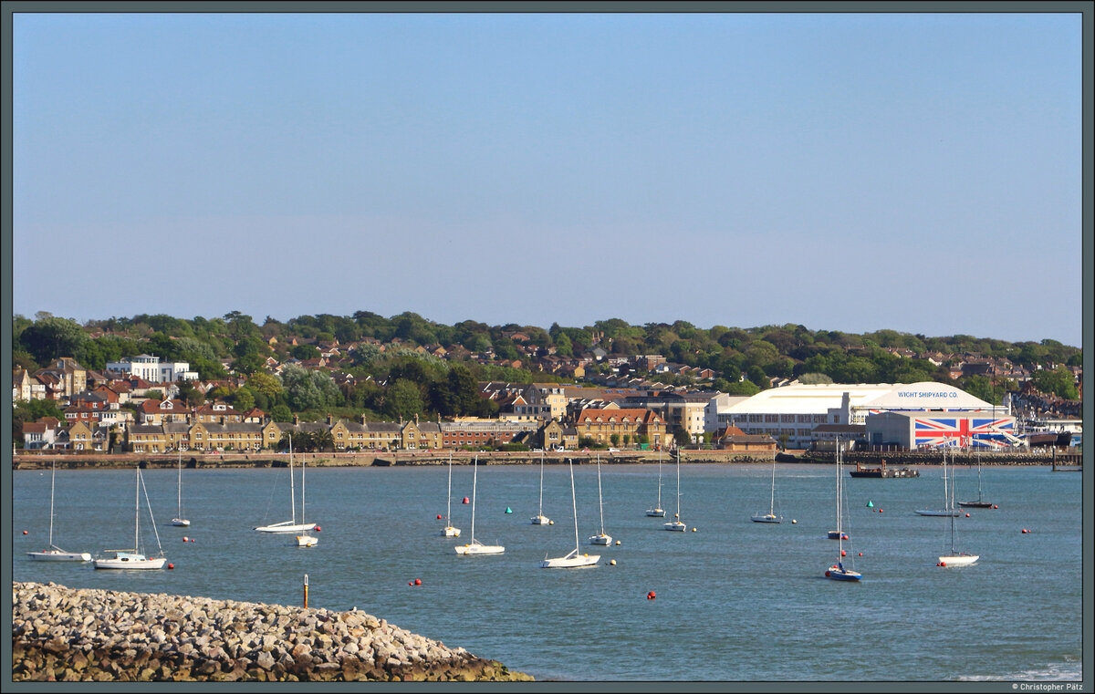 Die Stadt East Cowes liegt am Ufer des Flusses Medina an der Nordk�ste der Isle of Wight und ist unter anderem Ausgangspunkt einer F�hre nach Southampton. Hier wurden auch die Flugboote von Saunders-Roe hergestellt. Der einstige Hangar ist rechts im Bild noch gut erkennbar. Sp�ter wurden hier auch Hovercraft gefertigt. Heute befindet sich dort eine Schiffswerft. (27.04.2026) 