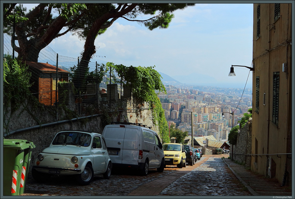 Die Stadt Genua zieht sich entlang der Berghnge zwischen Meer und dem Apenninengebirge. Entlang einer schmalen Strae in Granarolo fllt der Blick auf den tiefer gelegenen Stadtteil Oregina. (Genua, 22.09.2018)