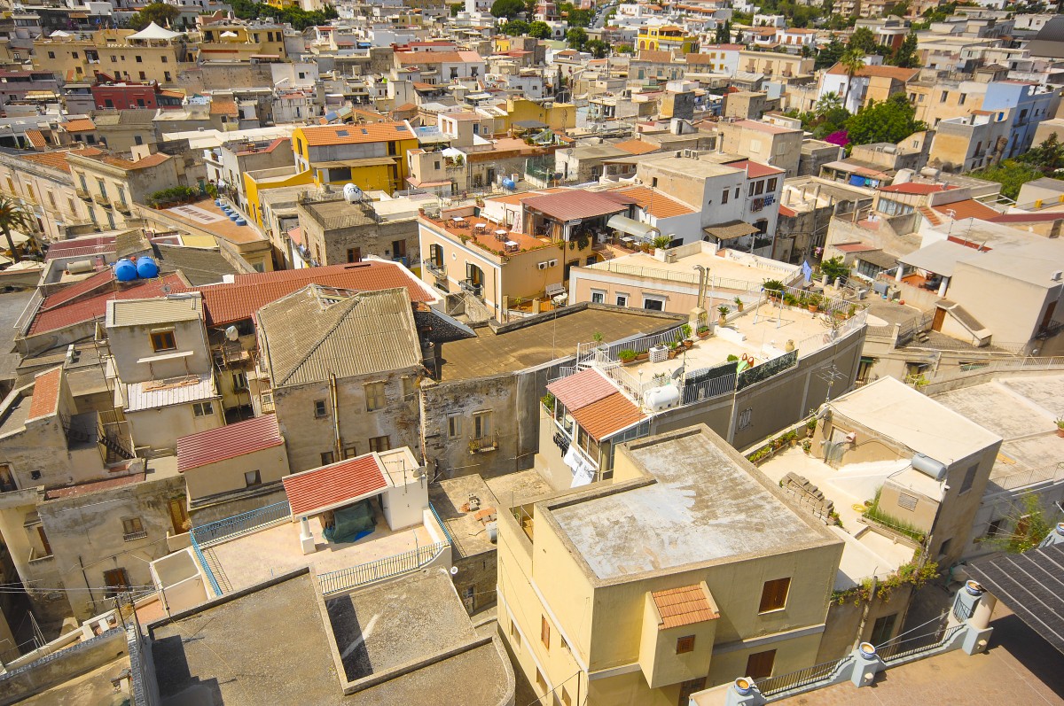 Die Stadt Lipari vom Piazza Giuseppe Mazzini aus gesehen. Aufnahme: Juni 2013.