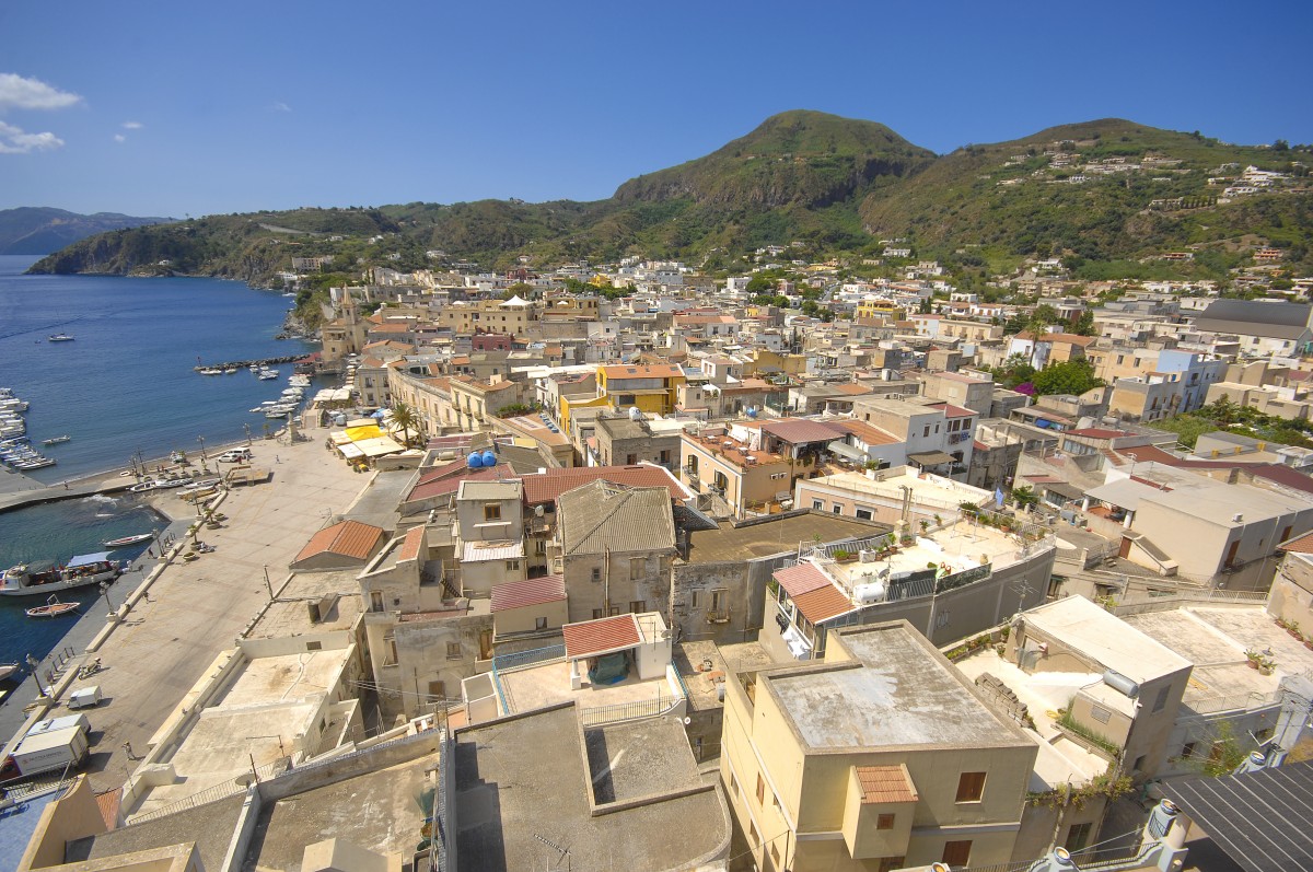 Die Stadt Lipari vom Piazza Giuseppe Mazzini aus gesehen. Aufnahme: Juni 2013.