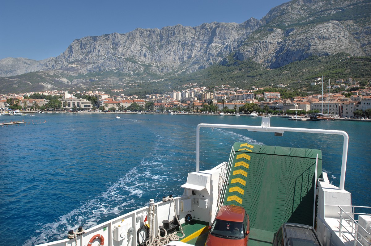 Die Stadt Makarska von der Fahre aus gesehen. Aufnahme: Juli 2009.