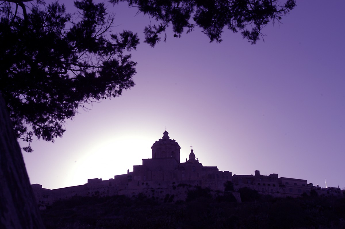 Die Stadt Mdina bei Sonnenuntergang. Aufnahme: Oktober 2006.