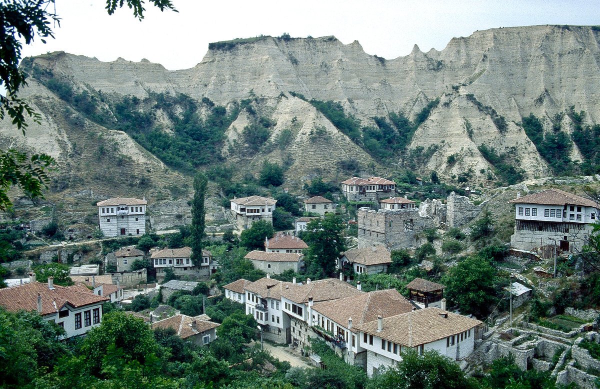 Die Stadt Melnik steht unter Denkmalschutz, 96 Huser wurden zu Kulturdenkmlern erklrt. Ihren Status als Stadt behlt Melnik trotz der geringen Einwohnerzahl aus historischen Grnden. Bild vom Dia. Aufnahme: Juni 1992.