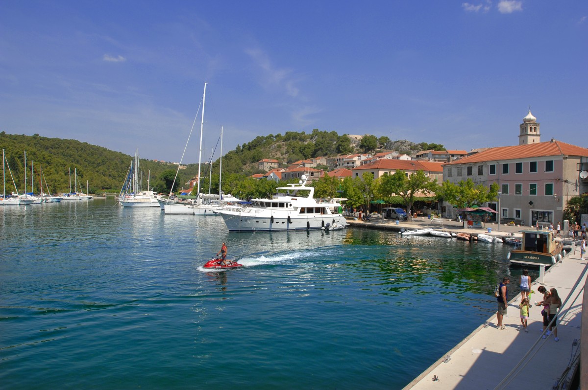 Die Stadt Skradin befindet sich in der Nhe Flusses Krka und grenzt an den gleichnamigen Nationalpark. Aufnahme: Juli 2009.