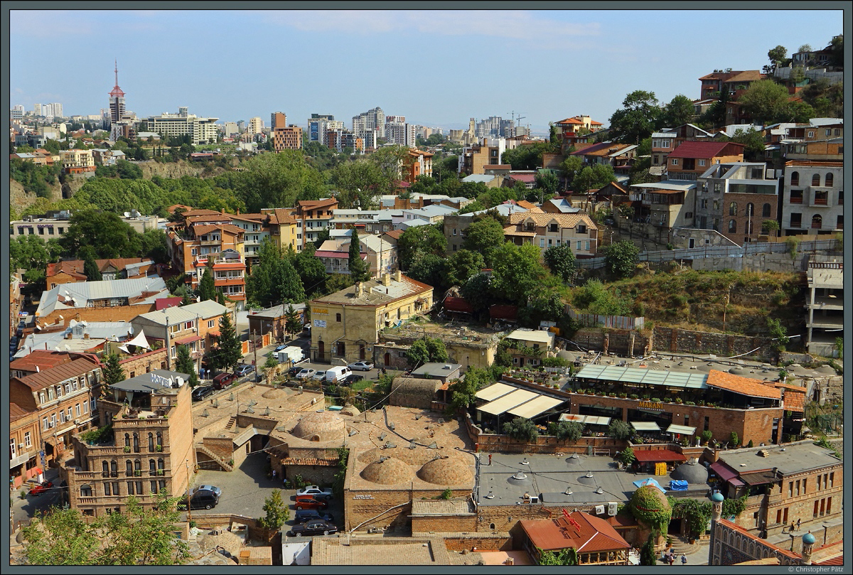 Die Stadt Tiflis erhielt ihren Namen aufgrund der schwefelhaltigen Thermalquellen an den Hngen des Tabori-Berges. Im Stadtteil Abanotubani befinden sich zahlreiche Badehuser, die sich an ihren kleinen Kuppeln erkennen lassen. (17.09.2019)