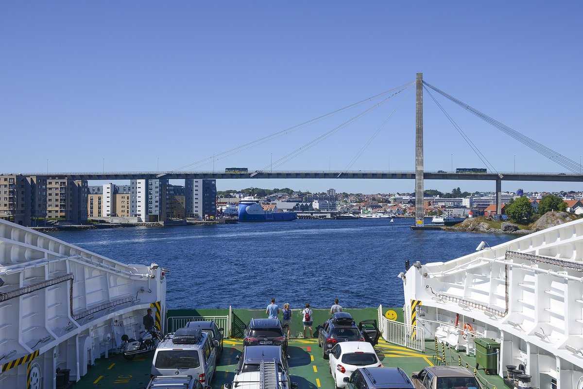 Die Stadtbrücke »Bybrua« von der Tau-Stavanger-Fähre aus gesehen. Aufnahme: 3. Juli 2018.