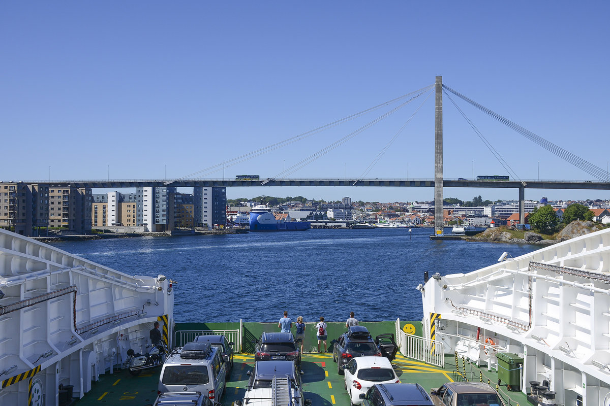 Die Stadtbrcke Bybrua von der Tau-Stavanger-Fhre aus gesehen. Aufnahme: 3. Juli 2018.