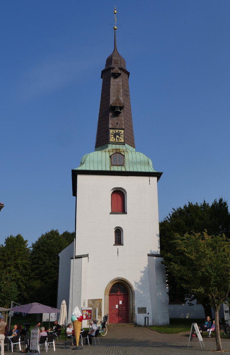 Die Stadtkirche in Glckstadt ist das lteste und zugleich bedeutendste erhaltene Bauwerk der Stadt, hier Blick vom Marktplatz auf den Turm, 16.09.2020 
