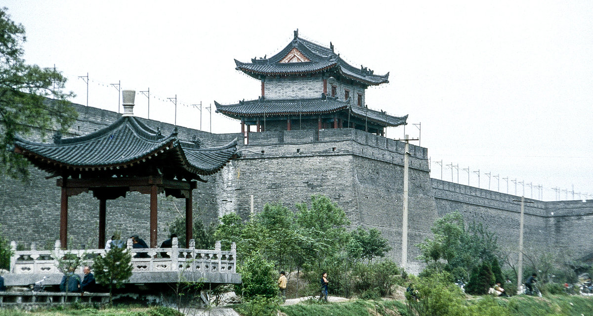 Die Stadtmauer in Xi'an. Bild vom Dia. Aufnahme: Mai 1989.