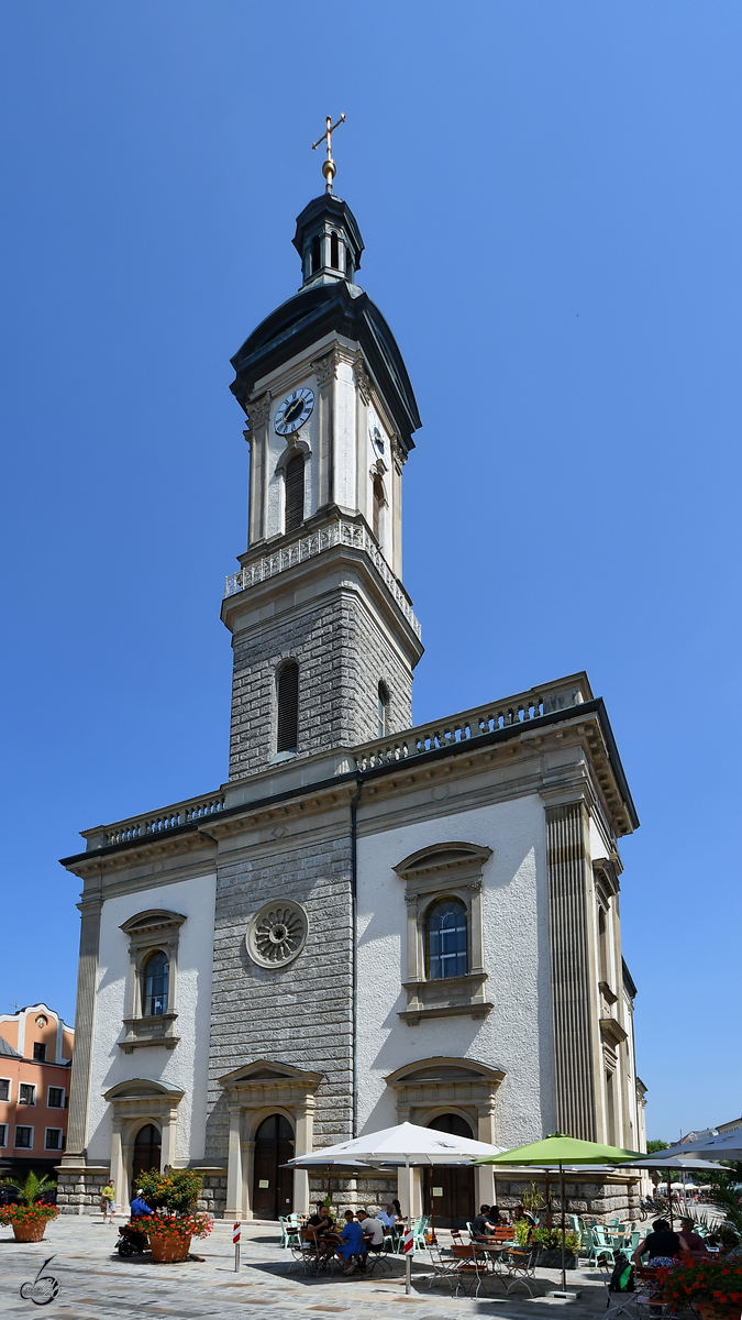 Die Stadtpfarrkirche St. Oswald aus dem 12. Jahrhundert im August 2020 in Traunstein.