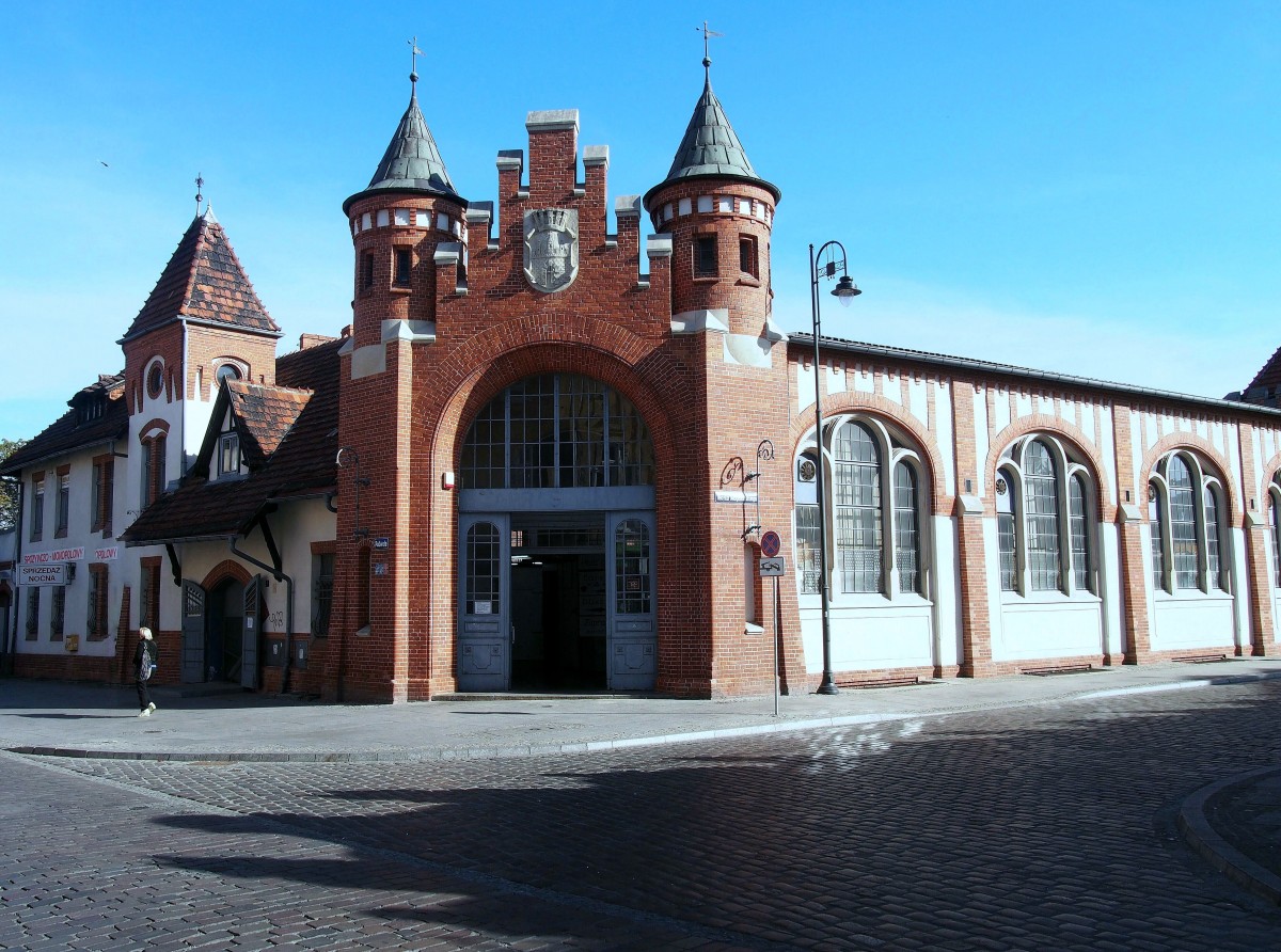 Die Stdtische Markthalle entstand 1906 im Stile der Backsteingotik. ber dem Halleneingang prangt das Stadtwappen von Bromberg. (2. Oktober 2015)