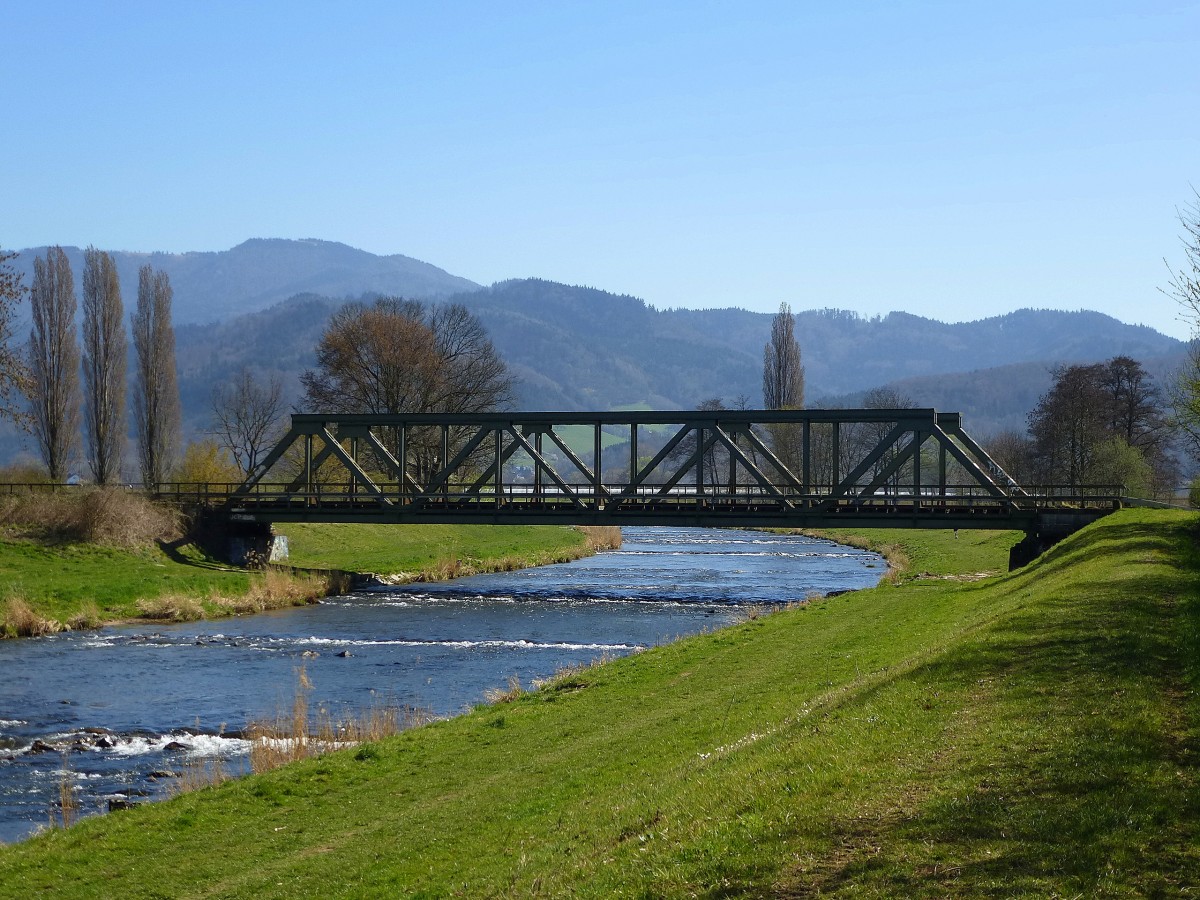 die Stahlfachwerkbrcke ber die Elz wird von der BSB (Breisgau S-Bahn) ins Elztal benutzt, im Hintergrund der Schwarzwald, Mrz 2014