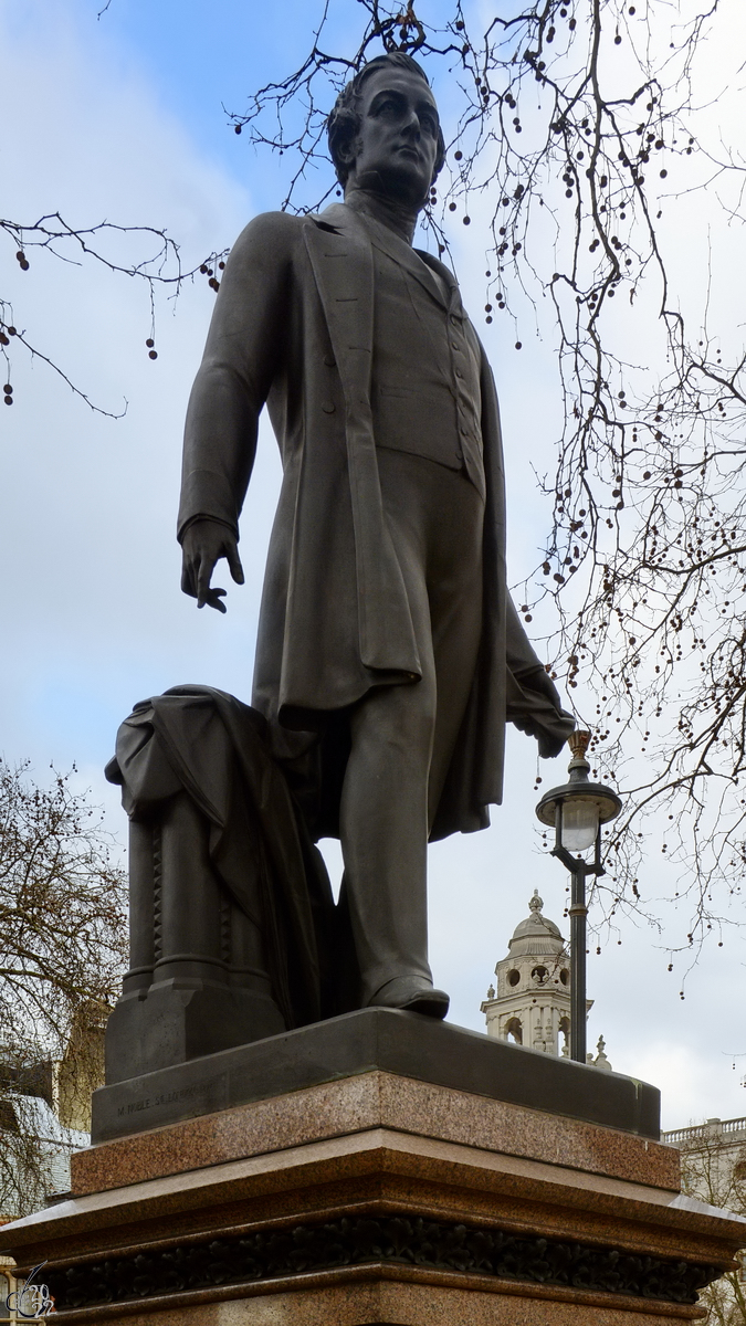 Die Statue des britischen Staatsmannes und Politikers Sir Robert Peel, welcher als Begrnder der Konservativen Partei gilt. (London, Februar 2015)