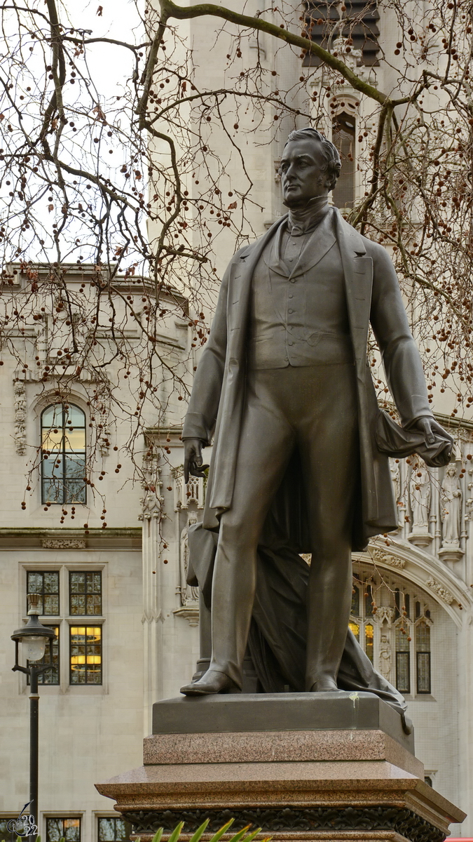 Die Statue des britischen Staatsmannes und Politikers Sir Robert Peel, welcher als Begrnder der Konservativen Partei gilt. (London, Februar 2015)