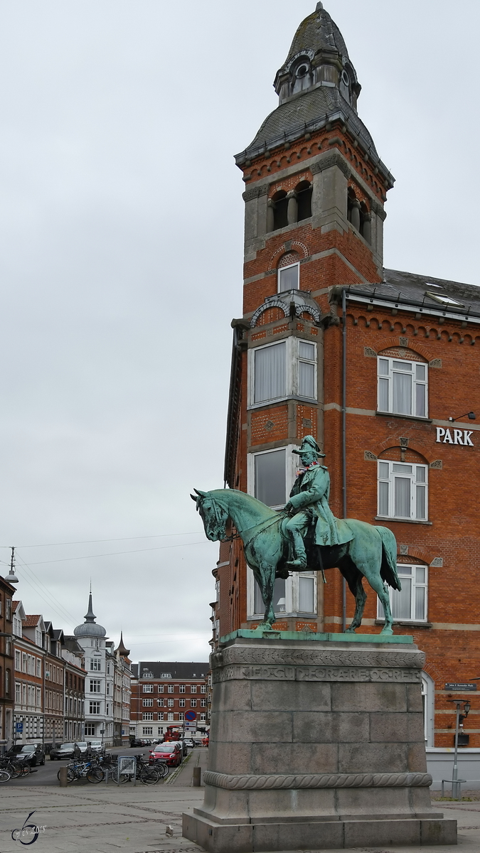 Die Statue des Dänenkönigs Christian IX an einem verregneten Juni-Tag 2018 in Aalborg.