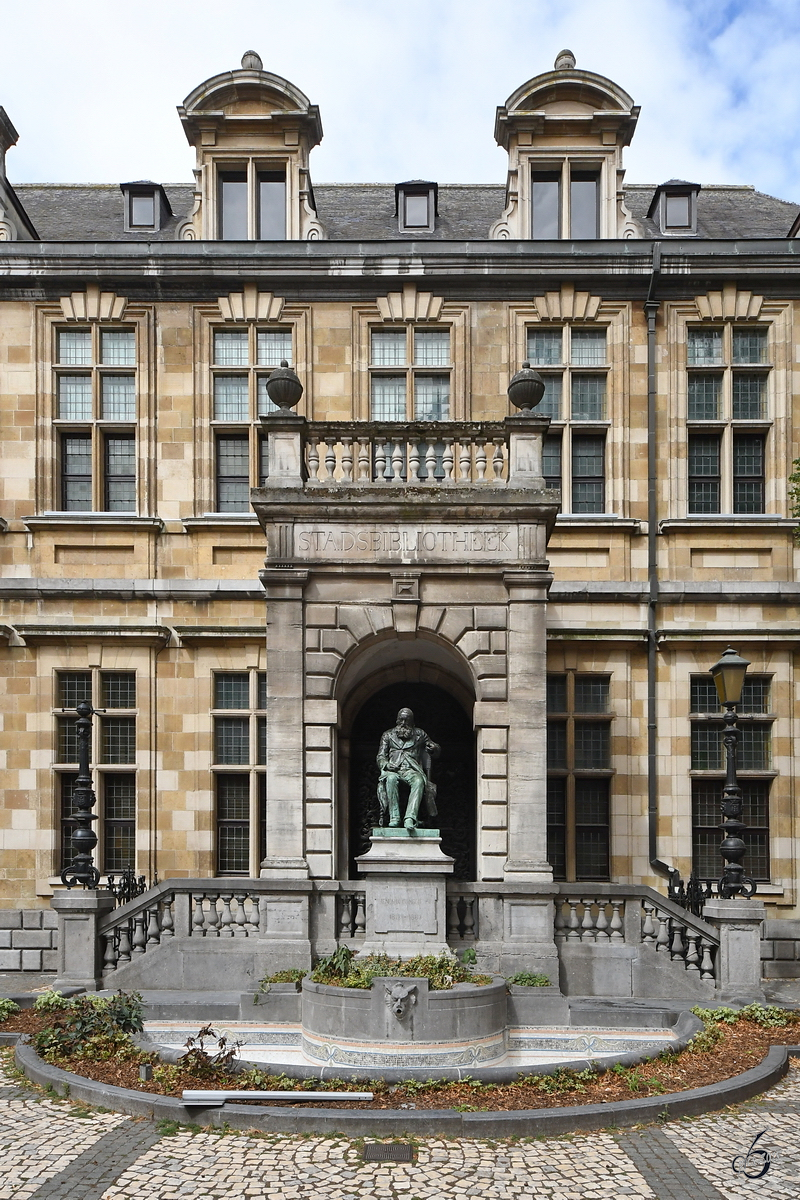 Die Statue des flämischen Erzählers Hendrik Conscience vor der Kulturerbe-Bibliothek  in Antwerpen. (Juli 2018)