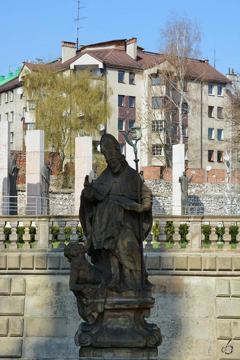 Die Statue des Heiligen Stanislaus auf dem Skałkahgel in Krakau. (Mrz 2013)