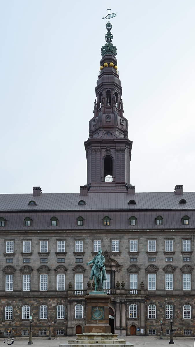 Die Statue von Frederik VII - Begründer der Dänische Verfassung - vor dem Schloss Christiansborg im Zentrum von Kopenhagen (Mai 2012)