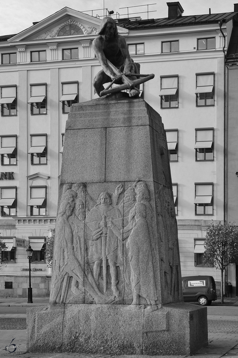 Die Statue in Gedenken an Engelbrekt Engelbrektsson, einem schwedischen Freiheitskmpfer und Anfhrer des nach ihm benannten Engelbrektsaufstandes von 1434 gegen Erich von Pommern. (Stockholm, Oktober 2011)