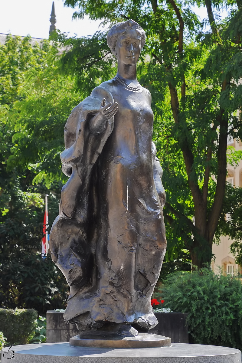 Die Statue der Groherzogin Charlotte (Monument Grande-Duchesse Charlotte) in der Innenstadt von Luxemburg wurde 1990 offiziell eingeweiht. (Juli 2017)