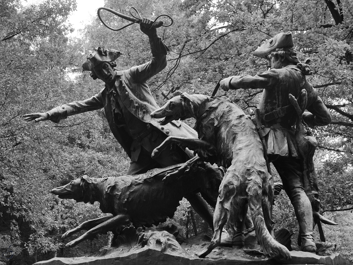 Die Statue  Hasenhatz der Rokokozeit  von Max Baumbach ist in Berlin-Tiergarten zu finden. (Oktober 2013)