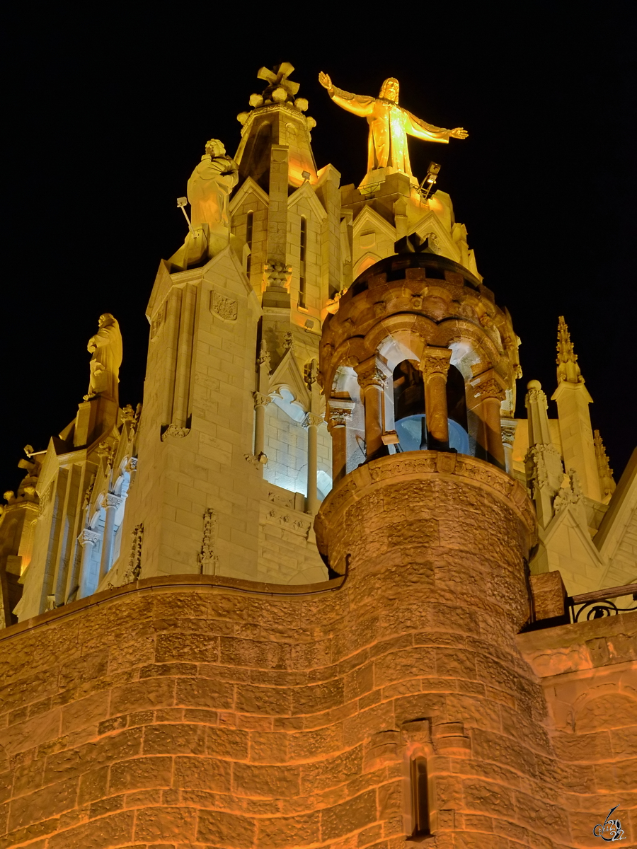 Die Statue von Jesus auf dem Sühnetempels des Heiligen Herzens (Temple Expiatori del Sagrat Cor), welcher sich auf dem 512 Meter hohen Berg Tibidabo befindet. (Barcelona, Februar 2013)
