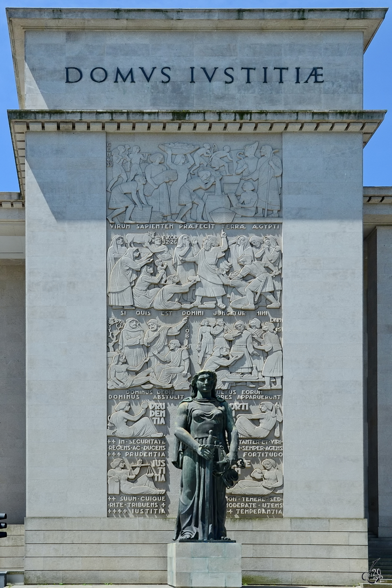 Die Statue der Justitia vor dem von 1958 bis 1961 erbauten Gerichtsgebäudes in Porto.