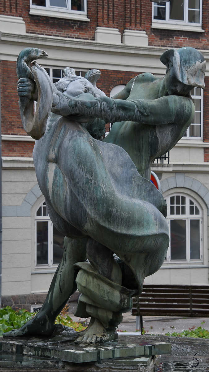 Die Statue  Kampf gegen die See  vor dem Gebude der Kommunalverwaltung im dnischen Aalborg. (Juni 2018)
