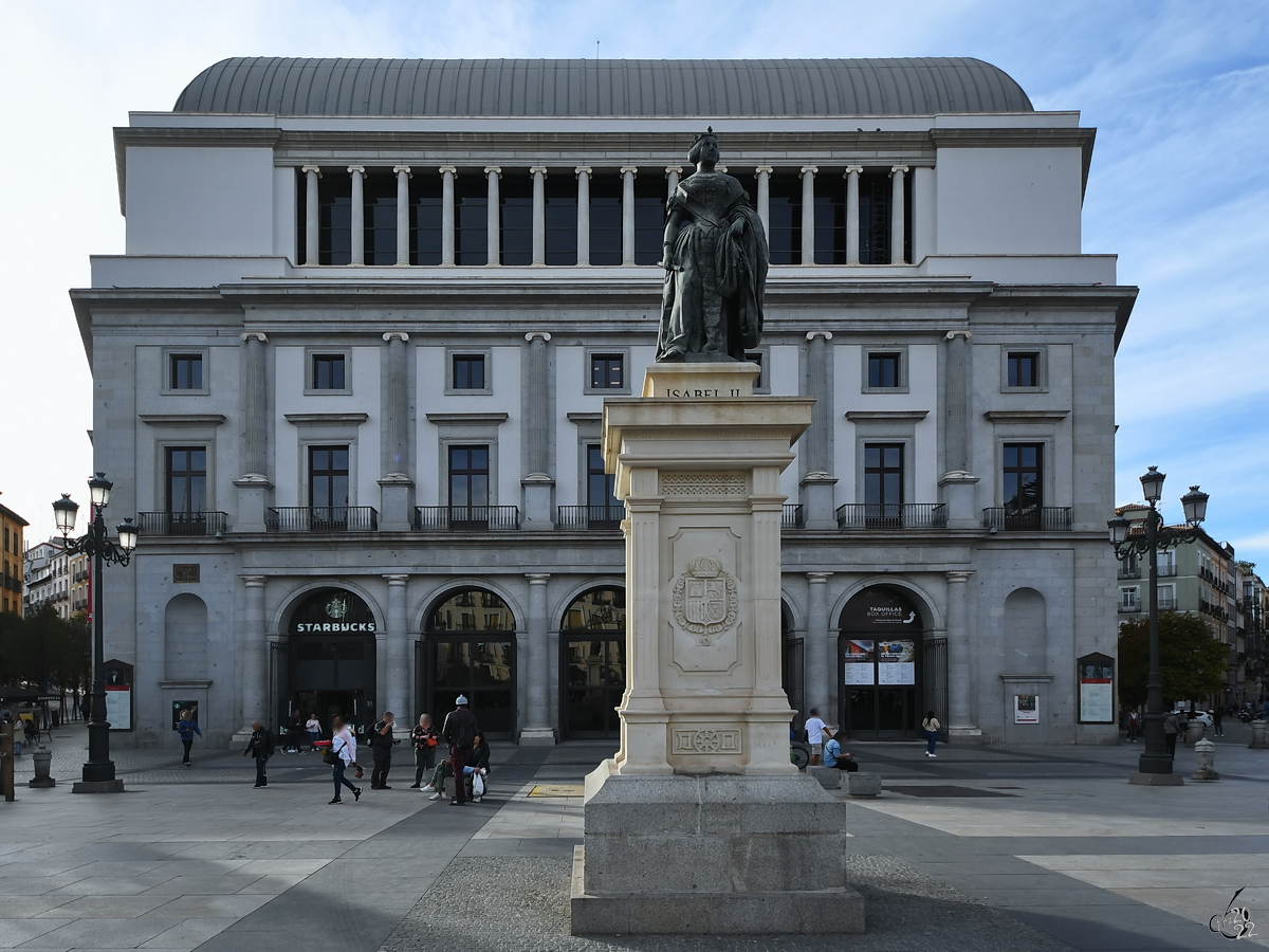 Die Statue von Knigin Isabella II., in deren Anwesenheit das dahinterstehende knigliche Theaters (Teatro Real) im Jahr 1850 erffnet wurde. (Madrid, November 2022)
