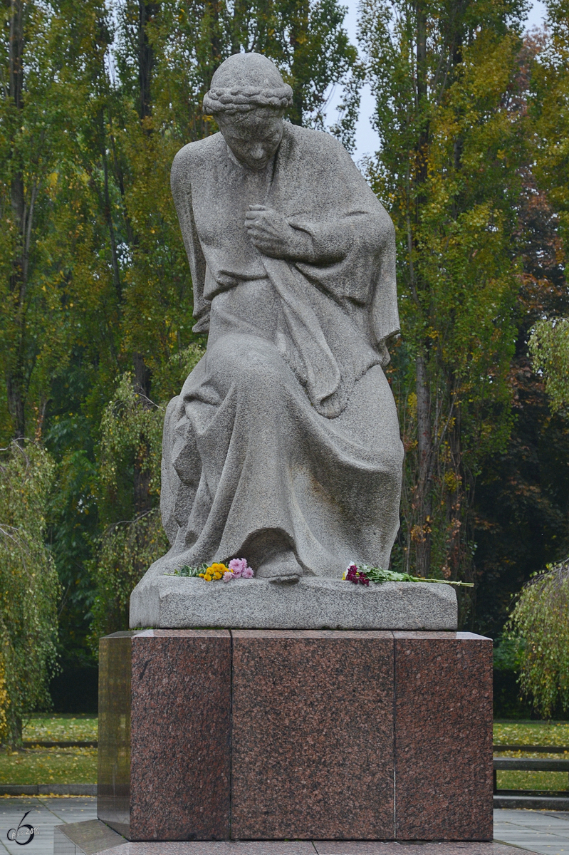 Die Statue der  Mutter Heimat  als Bestandteil des Sowjetischen Ehrenmales im Treptower Park. (Berlin, Oktober 2013)