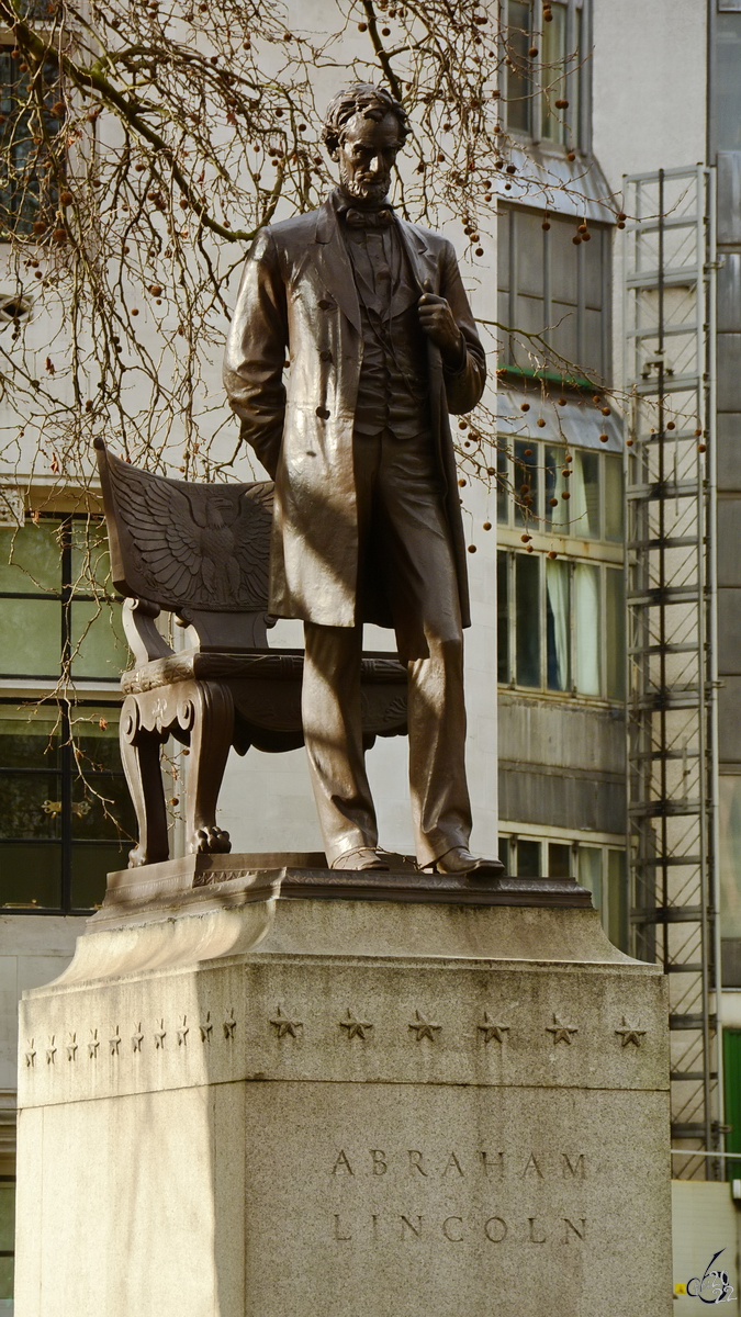 Die Statue  Standing Lincoln  wurde zum hundertsten Jahrestag des Endes des  Krieges von 1812  errichtet, Dies war das letzte Mal, dass sich die USA und Grobritannien im Krieg befanden. (London, Februar 2015)