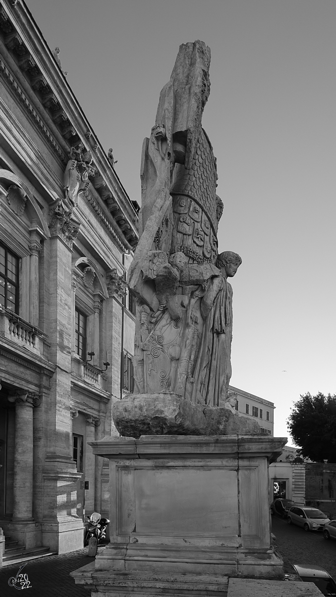 Die Statue  Trophen des Marius , welche die von Gaius Marius eroberten Rstungen darstellen soll. (Rom, Dezember 2015)